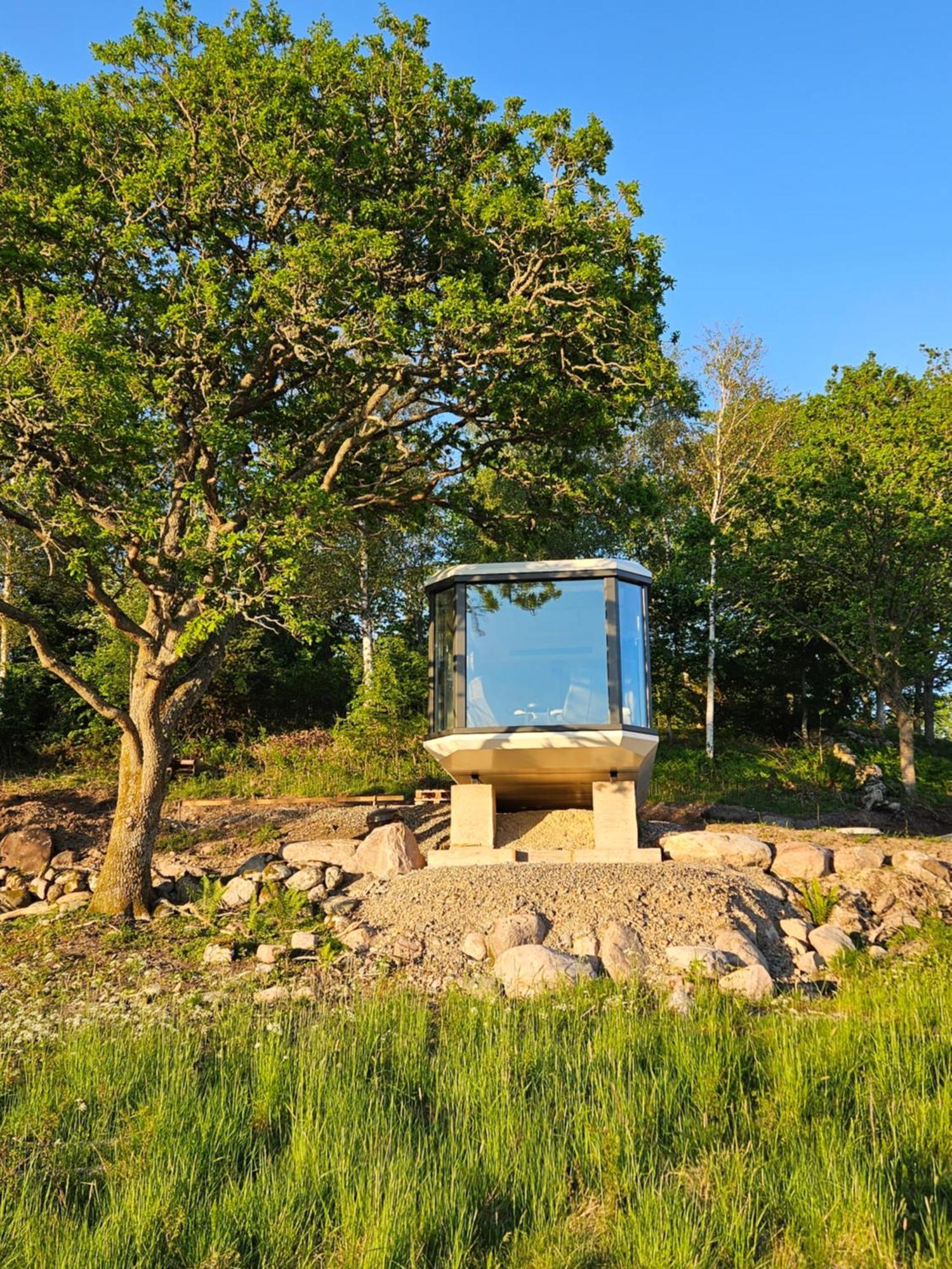 Forest Capsule Uddevalla Luaran gambar